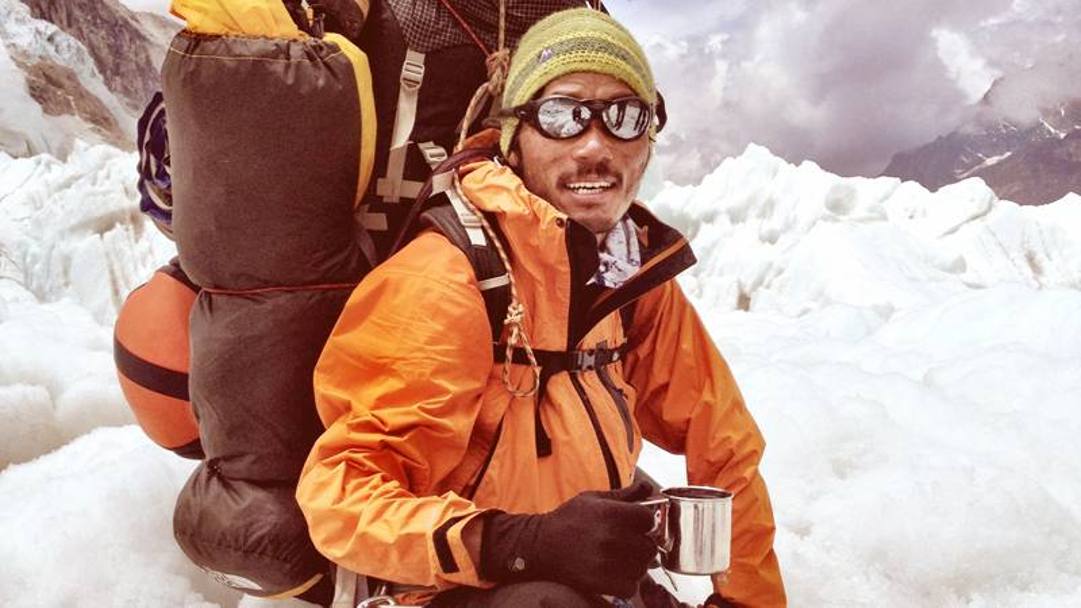 La foto di uno sherpa: l&#39;escalation di presenze in cima all&#39;Everest negli ultimi anni  stata impressionante, arrivando nel 2012 a quasi 500 permessi annuali. Uno sherpa riceve dai 2 ai 4 mila dollari per spedizione.